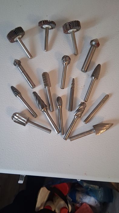 Vand freze biax diferite modele .stoc disponibil 150 de piese .se dau si la bucata .pentru  toata cantitate pretul este negociabil