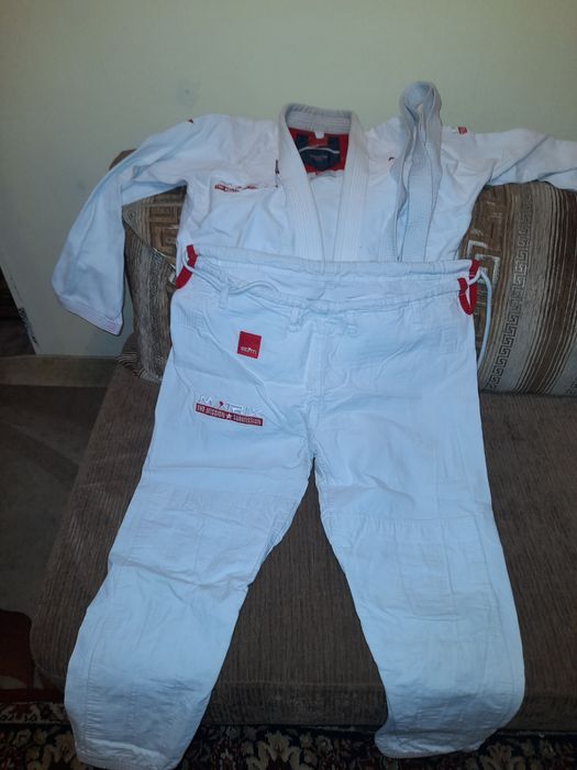 Продам Кимоно три комплекта.