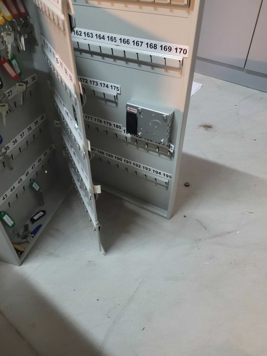 Метален шкаф за ключове с електронна брава AIKO