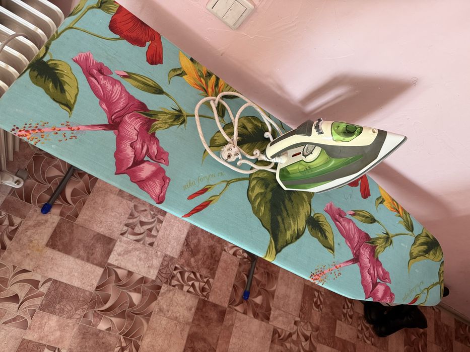 Утюг и гладильная доска