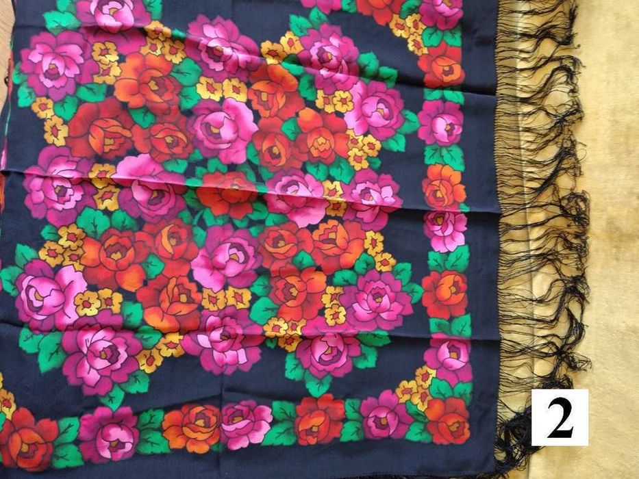 Дамски копринени шалове – квадратни