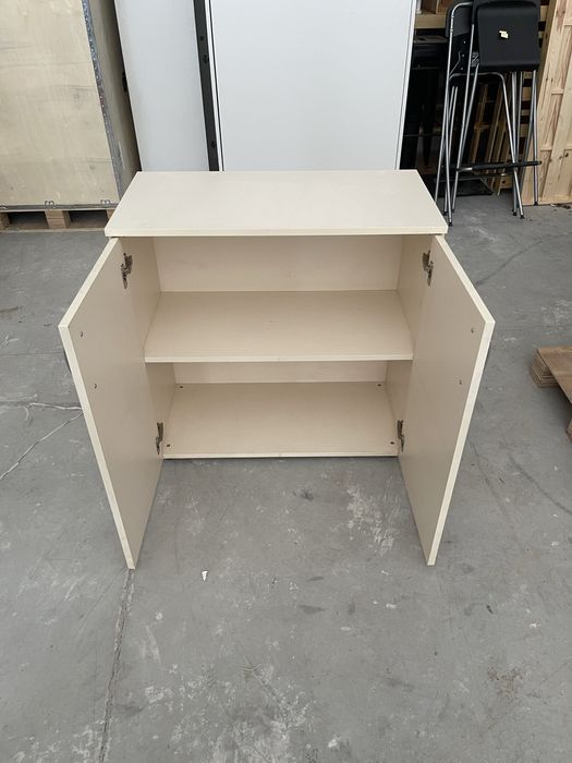 Мебели шкаф и маса