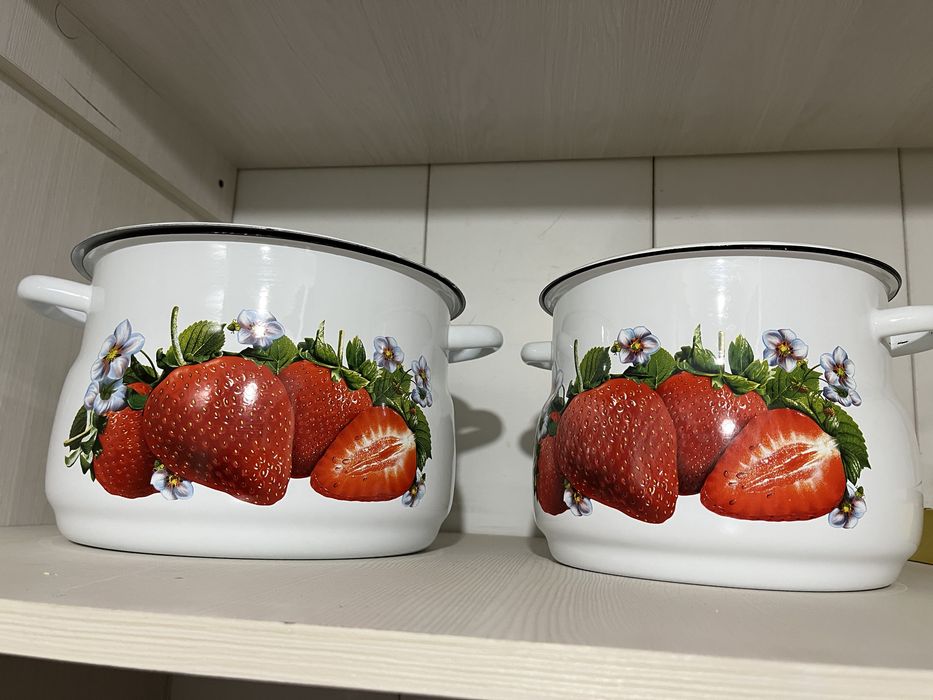 Две Новые кастрюли, как покупали так и стоить.