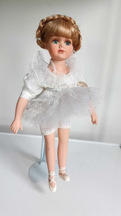 Балерина, порцеланова, английска , колекционерска кукла от Alberon Dolls .
