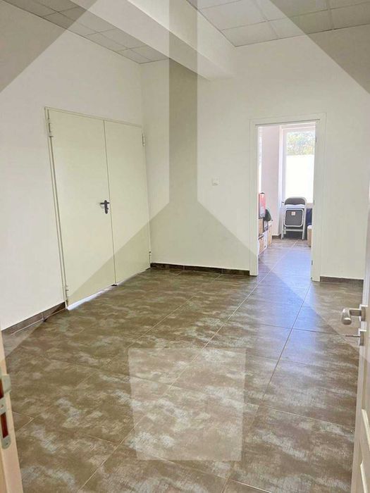 Продава двуетажен търговски обект - магазин в гр. Нови пазар.