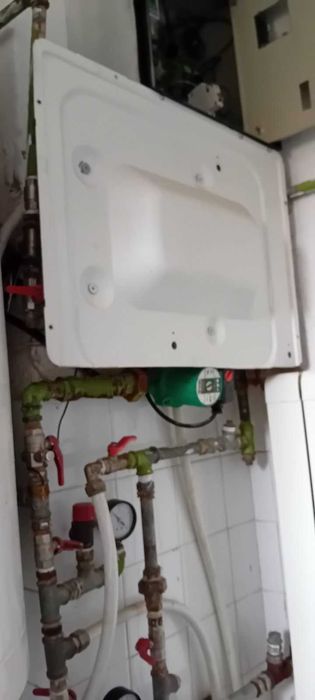 Самостоятелен  първи етаж от масивна  къща с магазин