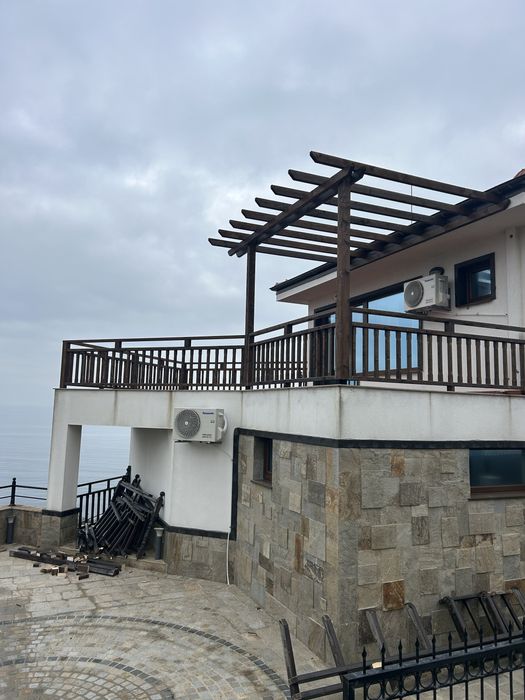 Изграждаме дървени навеси, парапети, подиуми с декинг и др.