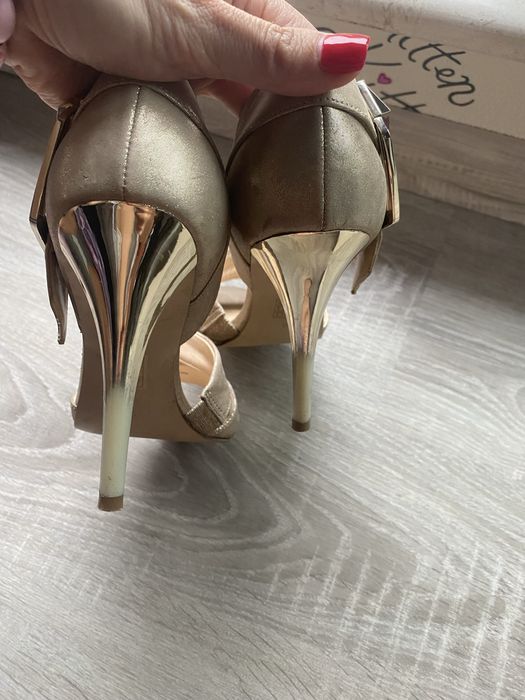 Обувки на ток Guess