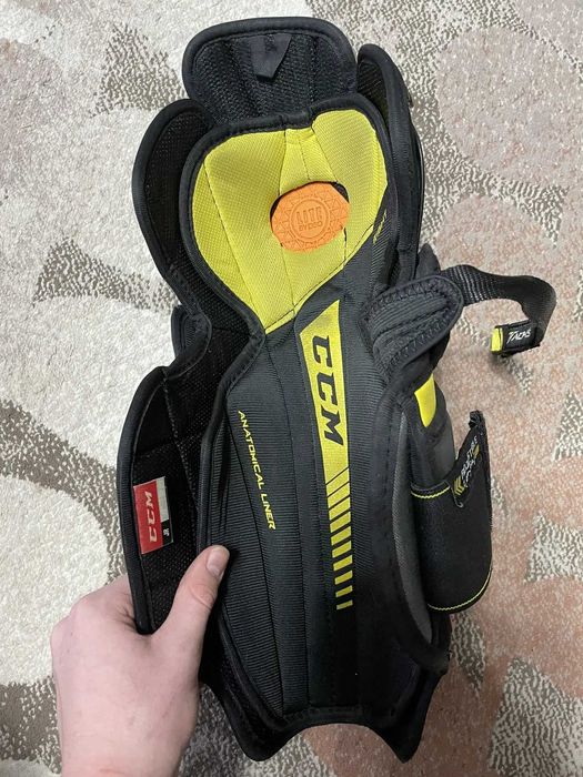 Продам хоккейную форму 11-13 лет.