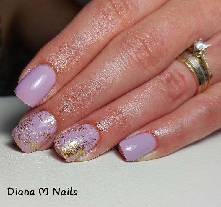 Unghii cu gel și oja semi