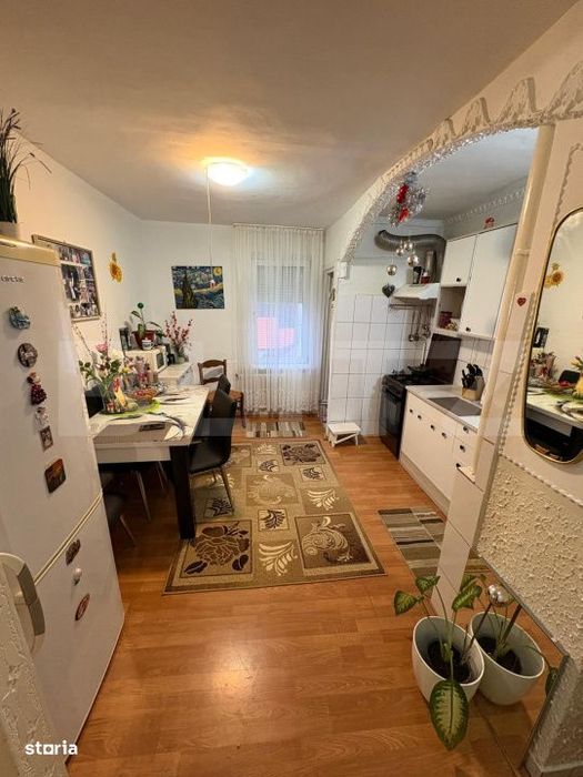 Apartament 4 camere, 80 mp, spatios, etaj intermediar