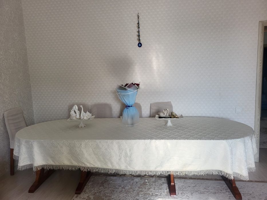 Стол и шесть стульев