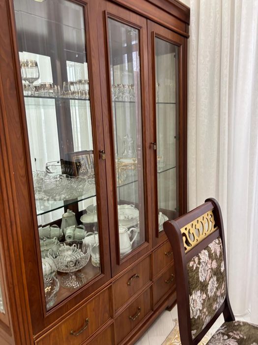 Отдам витрину для посуды