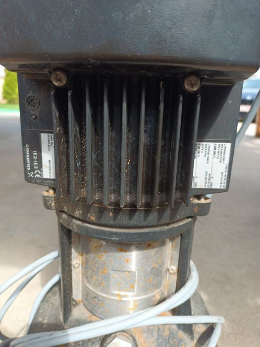 Pompa de irigat Grundfos 2200w. Are conectori alimentare, evacuare apa