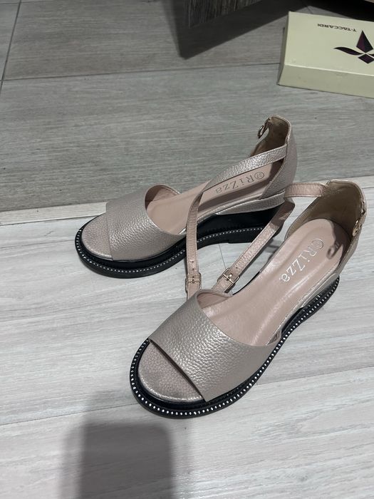 Продам несколько женской обуви