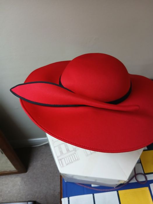 Pălărie roșu pentru ocazii speciale