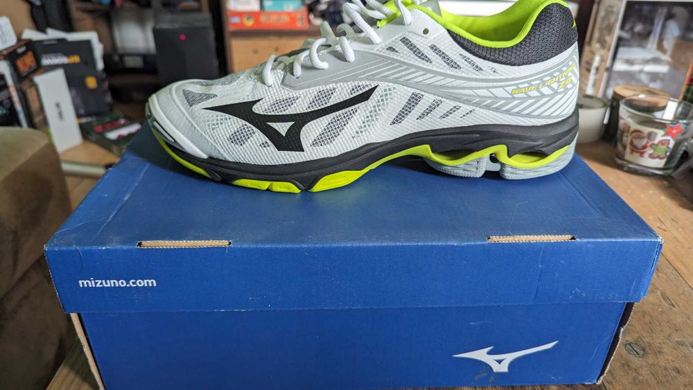 Mizuno Wave Lightning Z4