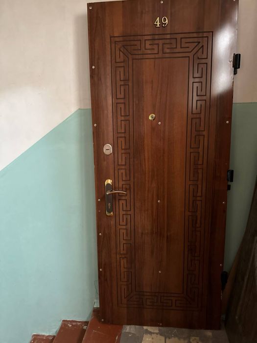 Входная железная дверь