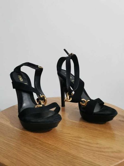 Sandale FENDI negre cu toc înalt și lanț auriu-Made in Italy