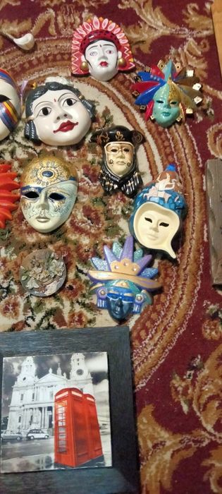 De vânzare  măști porțelan și diferite figurine și tablouri