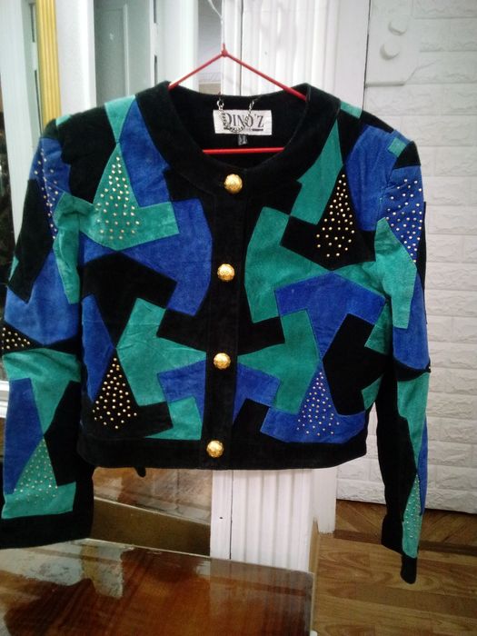 Продаю натуральную замшевую куртку женскую