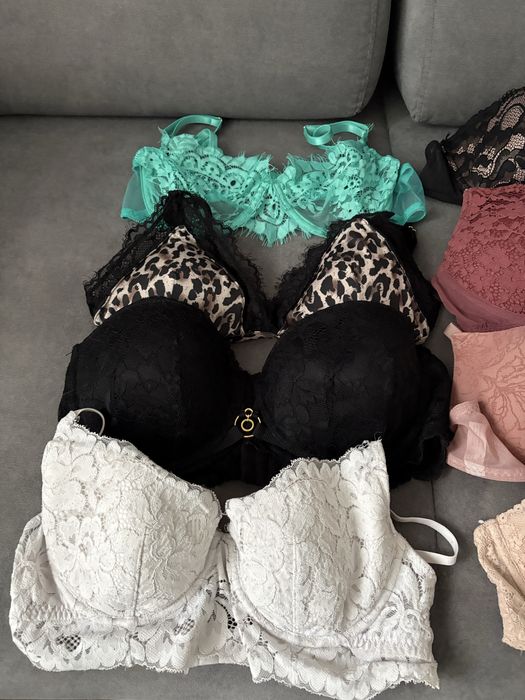 Lot de 12 sutiene 80B