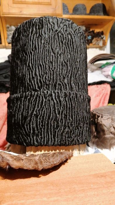 Caciuli cu bordura negre si brumarii