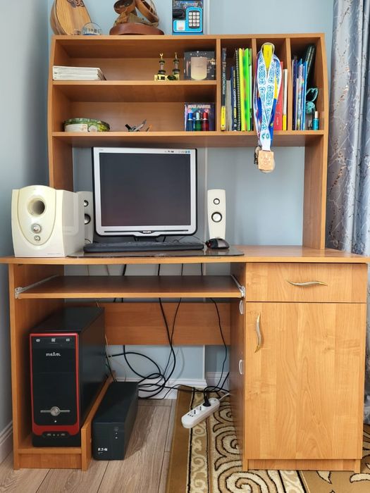 Компьютер в комплекте со столом