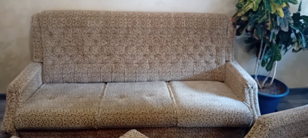 Разтегателен диван с два фотьойла и две табуретки