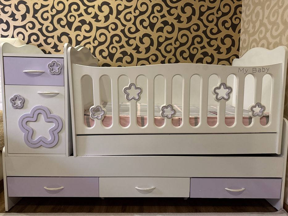 детская кровать в хорошем состоянии, есть матрас