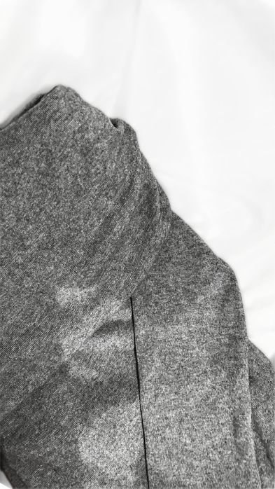 Серое платье с открытыми плечами