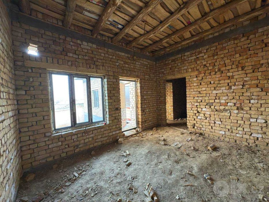 Янги пишган ғиштдан сифатли курилган каробка участка сотилади.