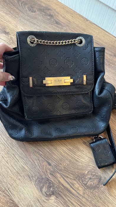 Раница guess черна