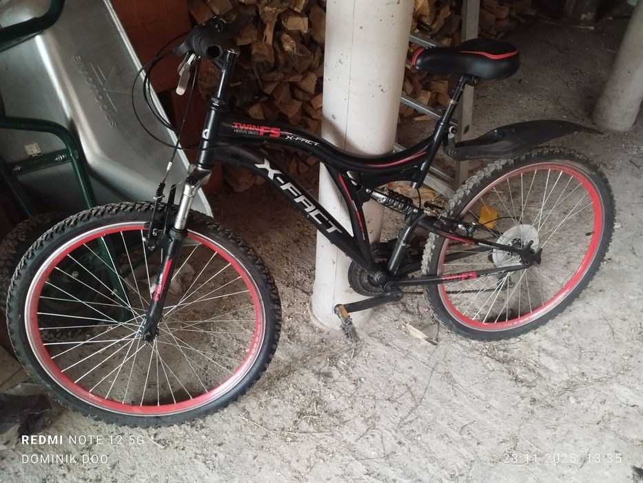 Vând bicicleta cu suspensii  aproape că noua