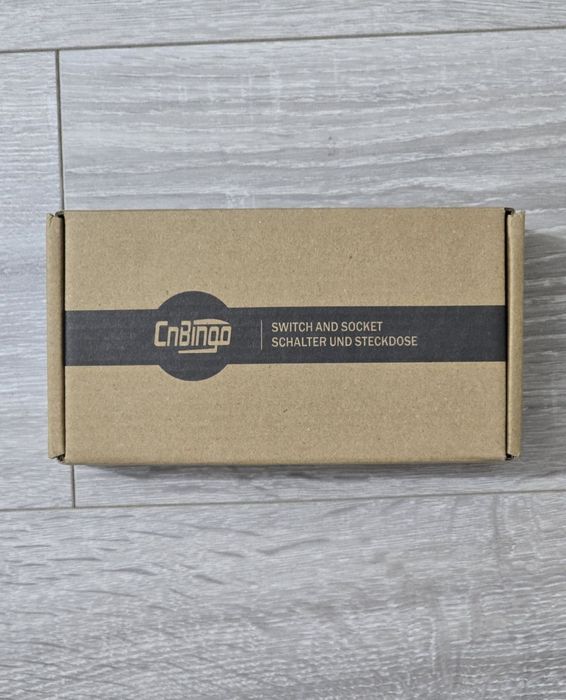 Priză Schuko cu întrerupător tactil, panou sticlă cristal, negru