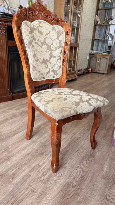 Деревянный стол и стулья 12