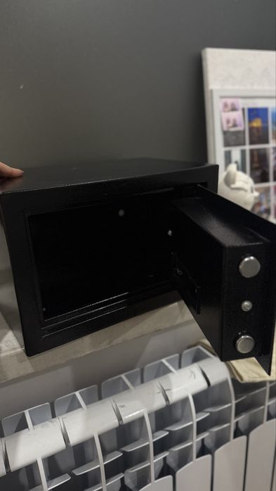 Сейф с кодом и ключом