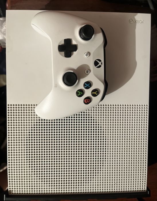 Xbox One S 1TB в отличном состояние