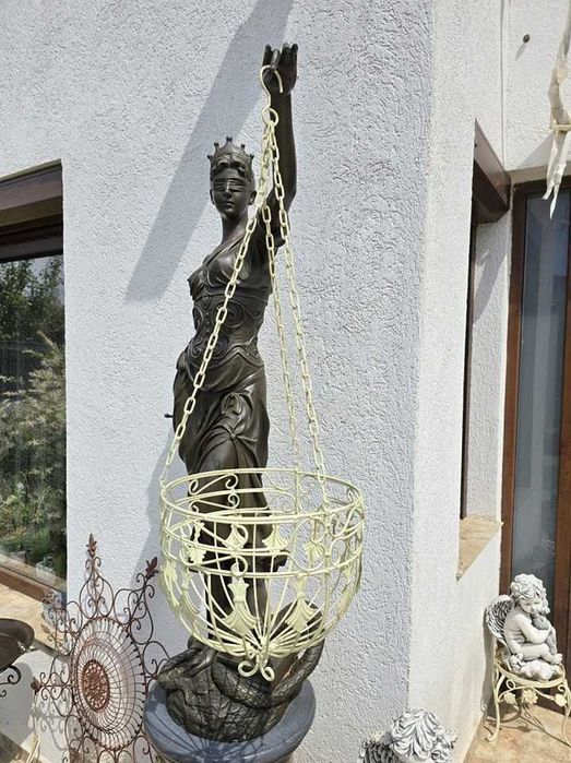 Jardiniera de agățat în terasa din metal.