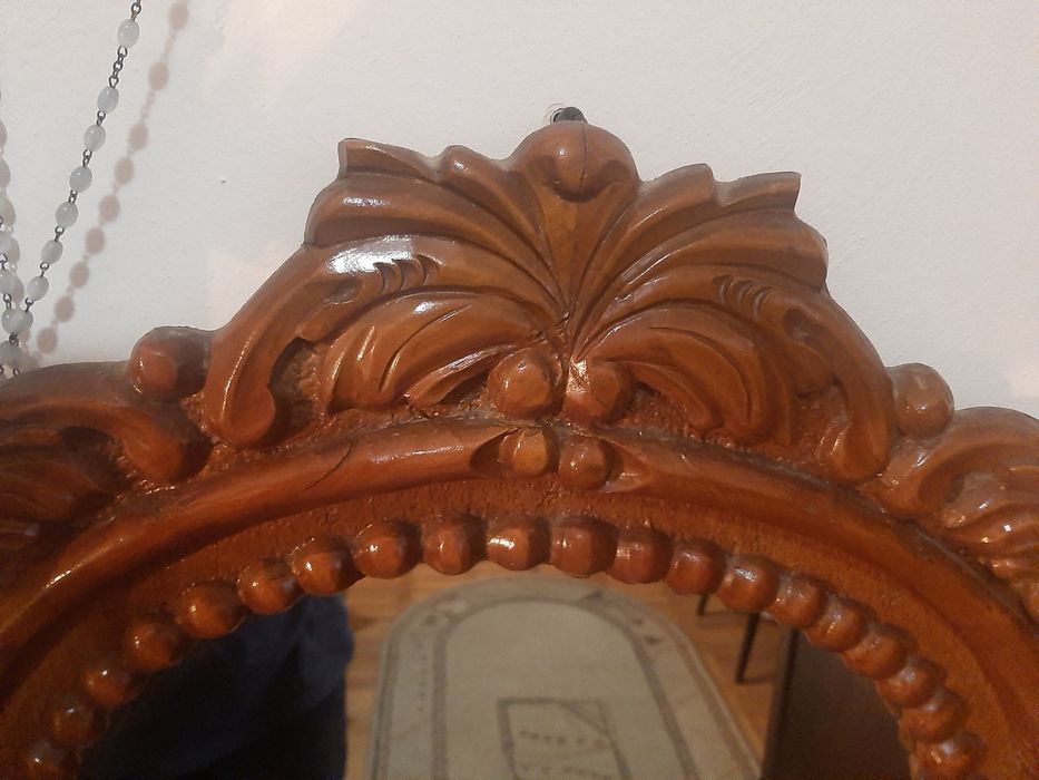 Oglinda cu rama din lemn.