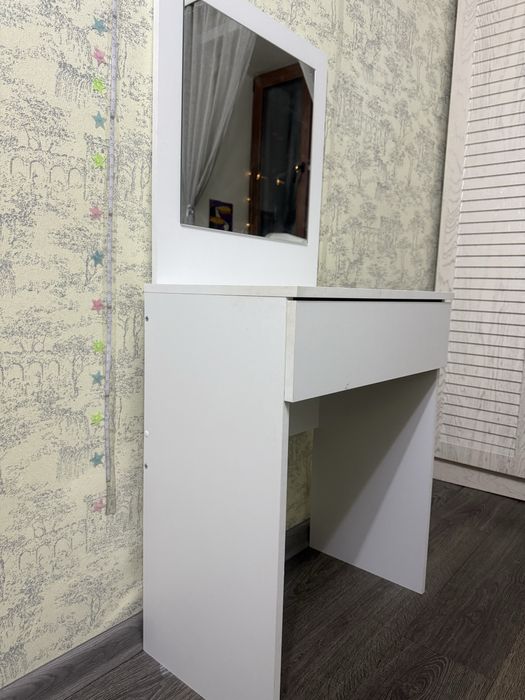 Продам туалетный столик