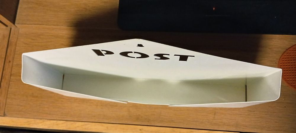 Пощенска кутия с форма на пощенски плик