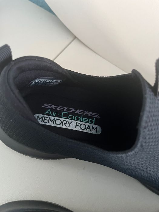 Черни дамски обувки Skechers – Wide Fit
