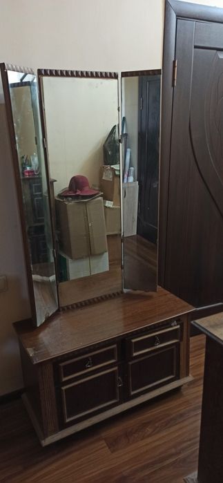 Продам срочно трюмо с зеркалами и две тумбы чистое дерево