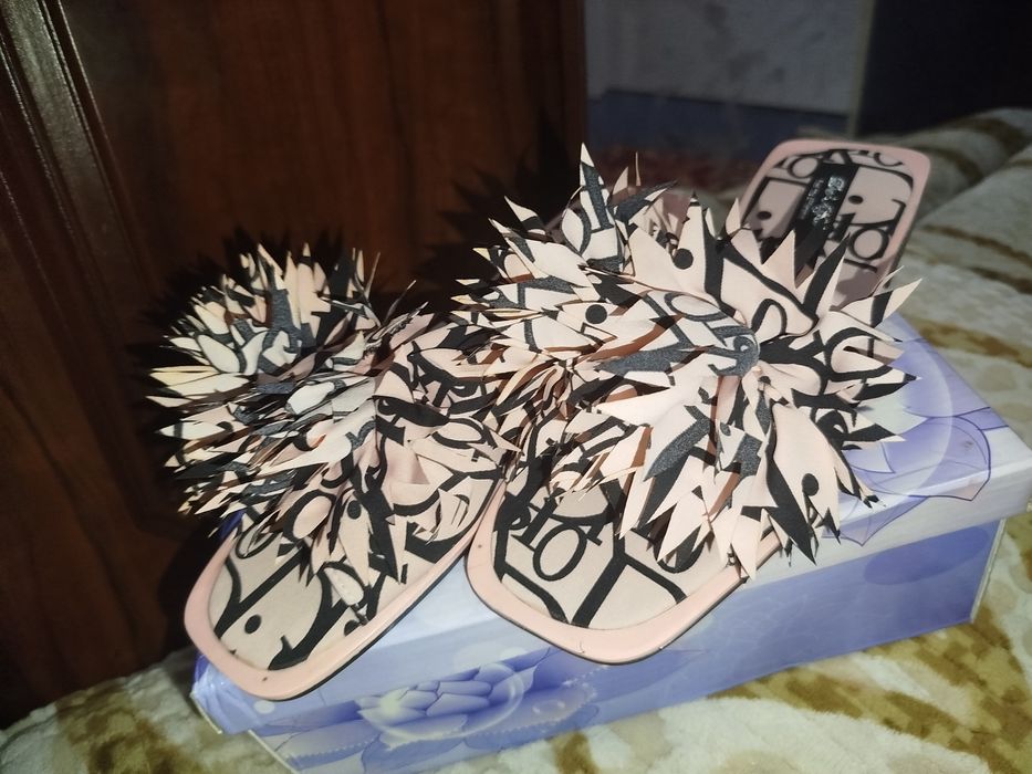 Хаммаси енги ойок кийимла сотилади