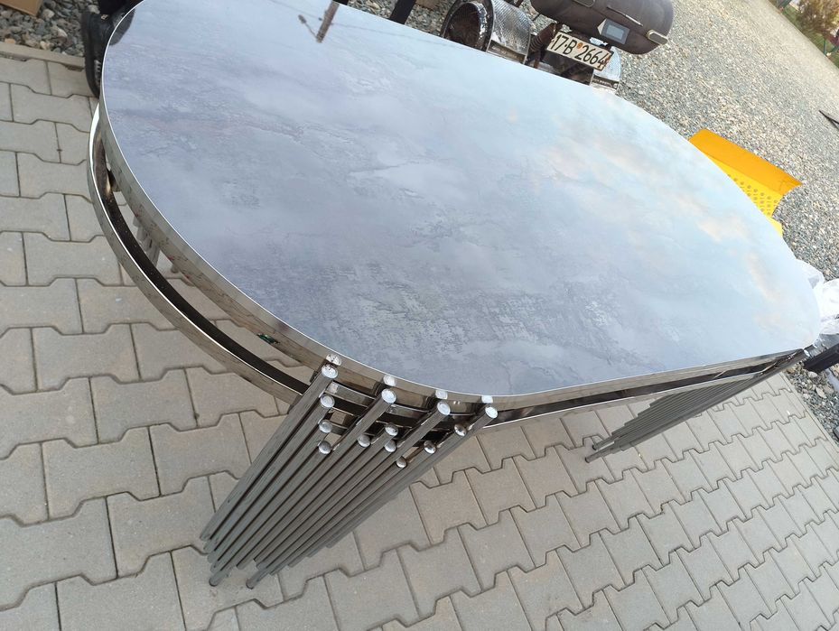 Masa deosebita ovala ,Julia