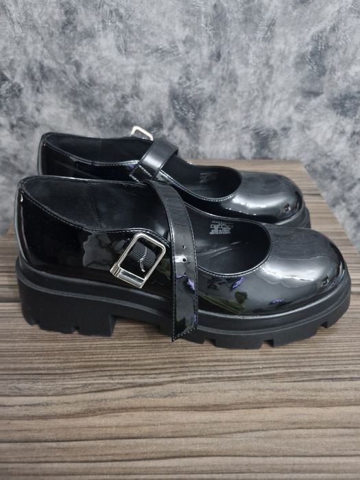 Женские лоферы Zara.