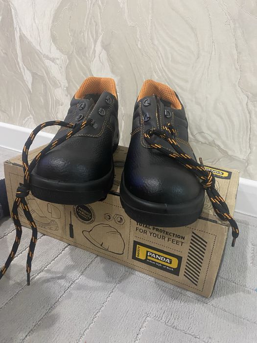 Продам спецобувь. 42 размер. Новый