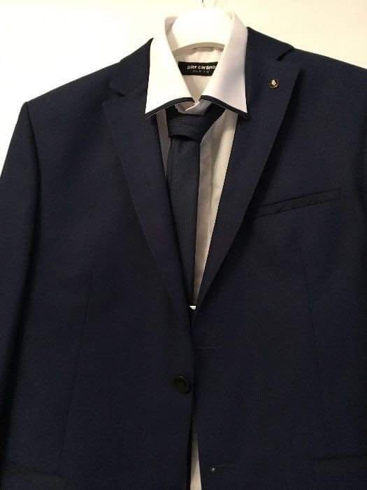 Мъжки официален костюм.