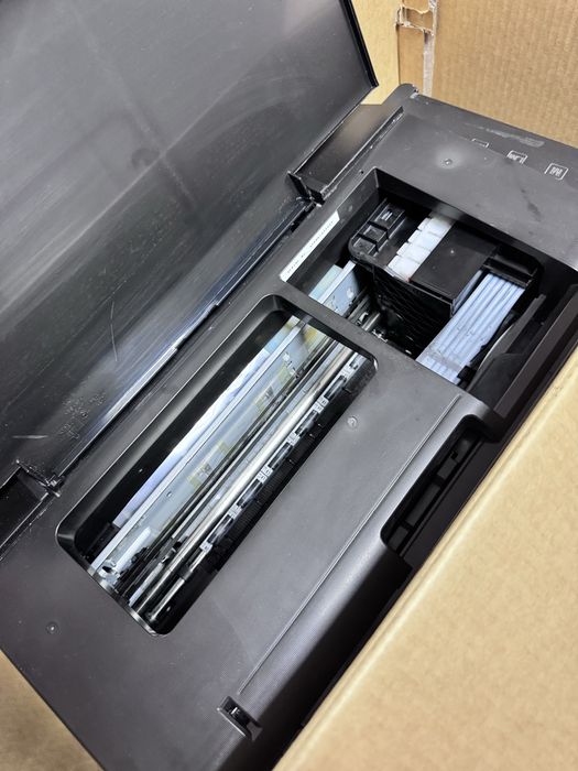 Продам принтер л800 на запчасти